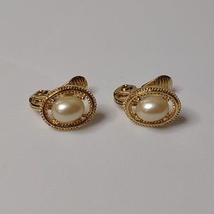 Cute Gold Tone Oval Shaped Monet Clip On Earrings
